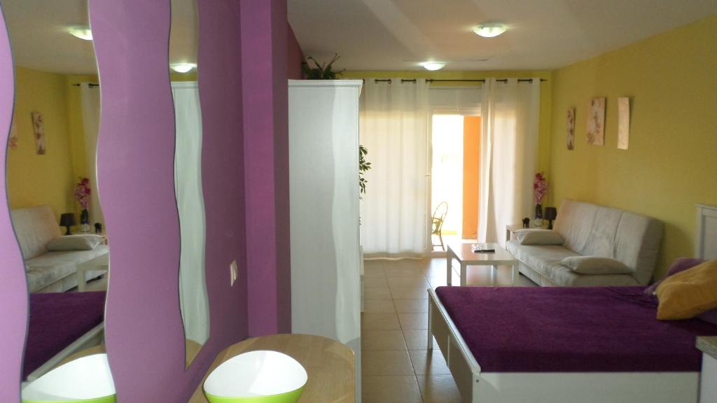 タリファにあるC/Loft terrazas de la Marinaの紫と黄色の壁のリビングルーム