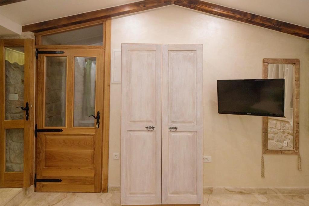 Televízia a/alebo spoločenská miestnosť v ubytovaní Luxury View Marjan
