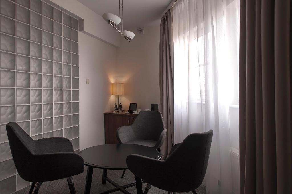 Posezení v ubytování Hotel Edison Poznań Lotnisko Ławica