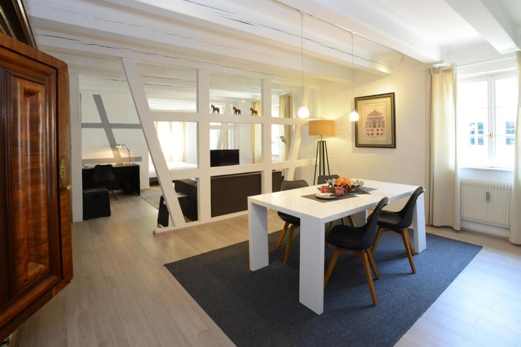 un salon avec une table et des chaises blanches dans l'établissement COLMAR city center place de l'Ancienne Douane - Apartment 