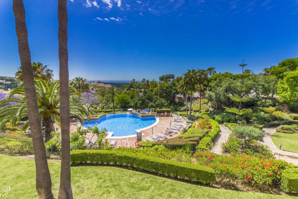 Vista de la piscina de Cubo's Apartamento Boutique Elviria Hills Marbella o alrededores