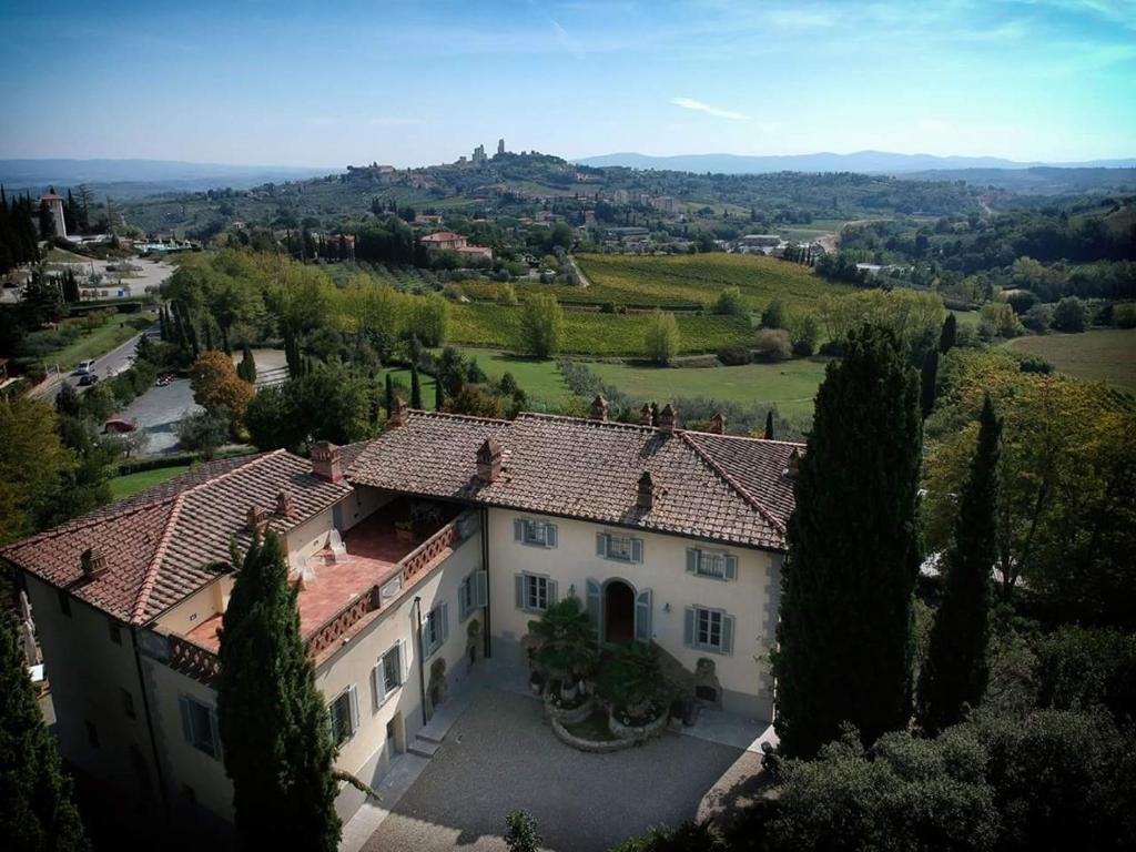 una vista aerea di una casa con tetto di Villa Ducci a San Gimignano