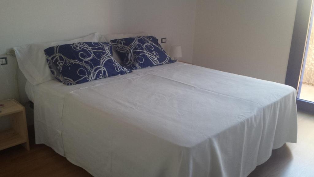 サンタンティーオコにあるLa Casa Blanca y Azulの白いベッド(枕2つ付)
