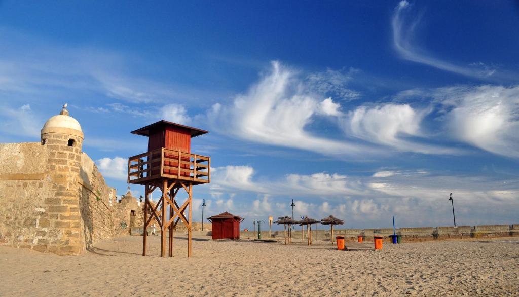 カディスにあるApartamento San Felipe Neriの雲海浜の護衛塔