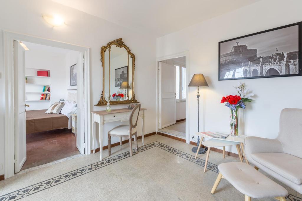 salon z biurkiem i sypialnią w obiekcie Pellegrino 75 Double Bedroom w Rzymie