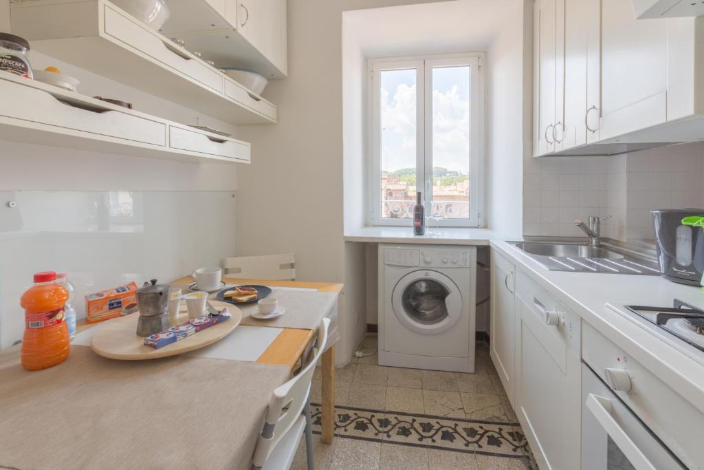 biała kuchnia z pralką w obiekcie Pellegrino 75 Double Bedroom w Rzymie