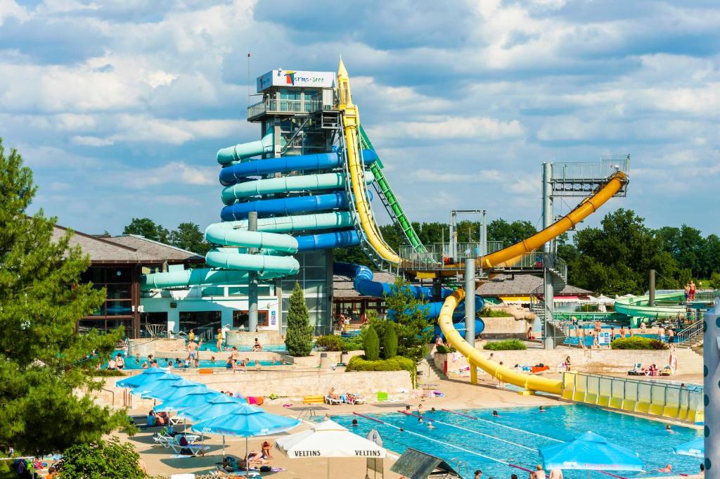 Der Swimmingpool an oder in der Nähe von Hotel Ajda Depandance Prekmurska Vas - Terme 3000 - Sava Hotels & Resorts