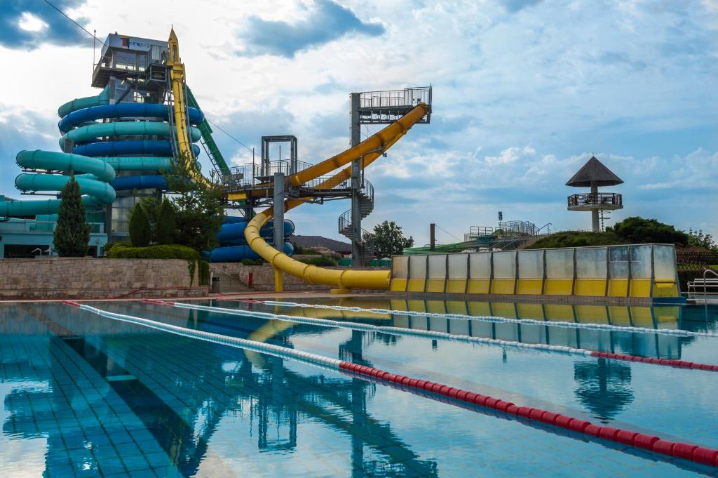 Der Swimmingpool an oder in der Nähe von Hotel Ajda Depandance Prekmurska Vas - Terme 3000 - Sava Hotels & Resorts
