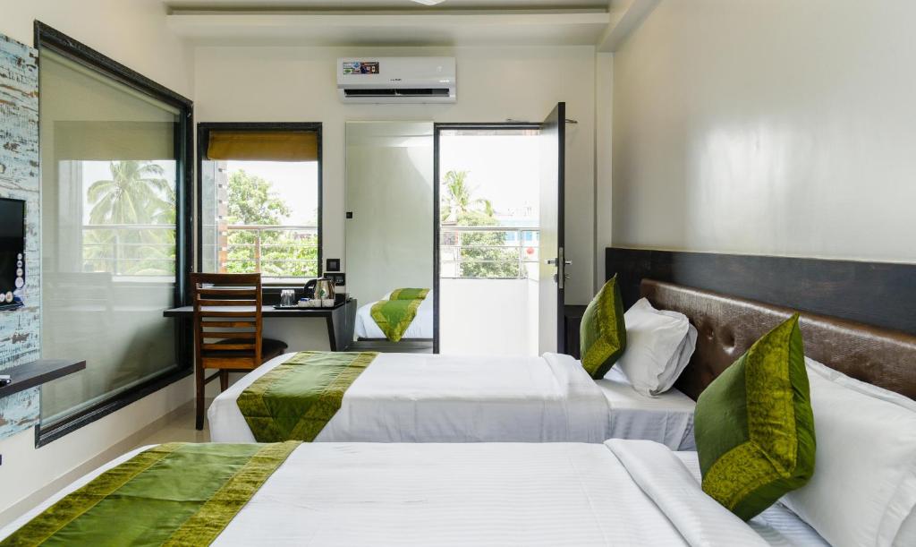 מיטה או מיטות בחדר ב-Treebo Trend Malhaar Regency