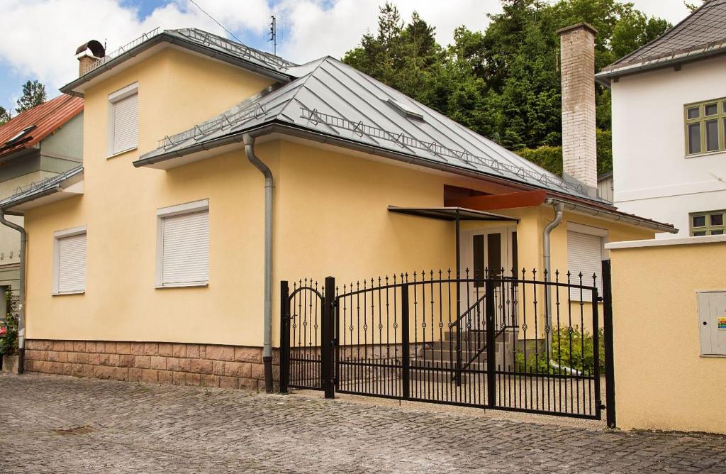 ein Haus mit einem schwarzen Zaun und einem Tor in der Unterkunft Ubytovanie u Anny in Banská Štiavnica