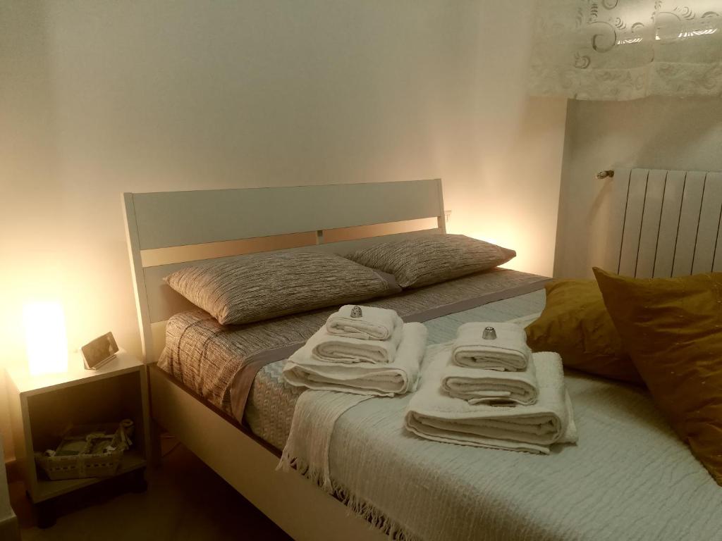 - une chambre avec un lit et des serviettes dans l'établissement B&B Bellini Appartamento, à Acquaviva delle Fonti