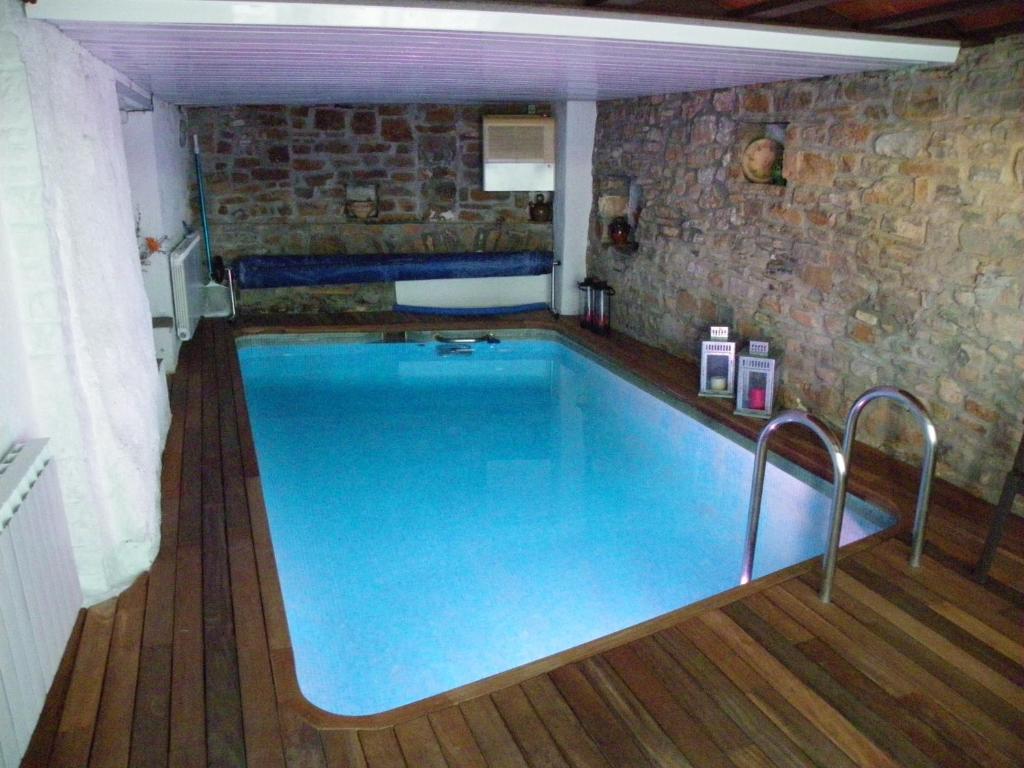 uma grande piscina num quarto com em Casa Churchill em Claverol