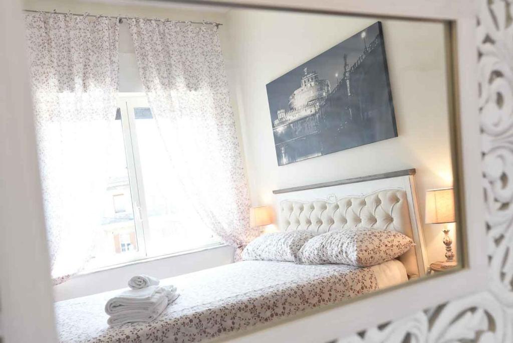 Łóżko lub łóżka w pokoju w obiekcie Romantic Flat near Metro Flaminio