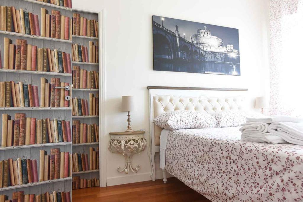 Łóżko lub łóżka w pokoju w obiekcie Romantic Flat near Metro Flaminio
