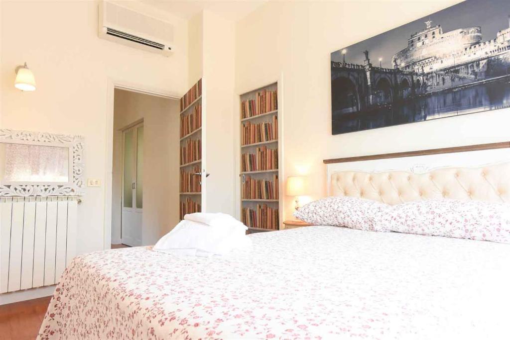 Łóżko lub łóżka w pokoju w obiekcie Romantic Flat near Metro Flaminio