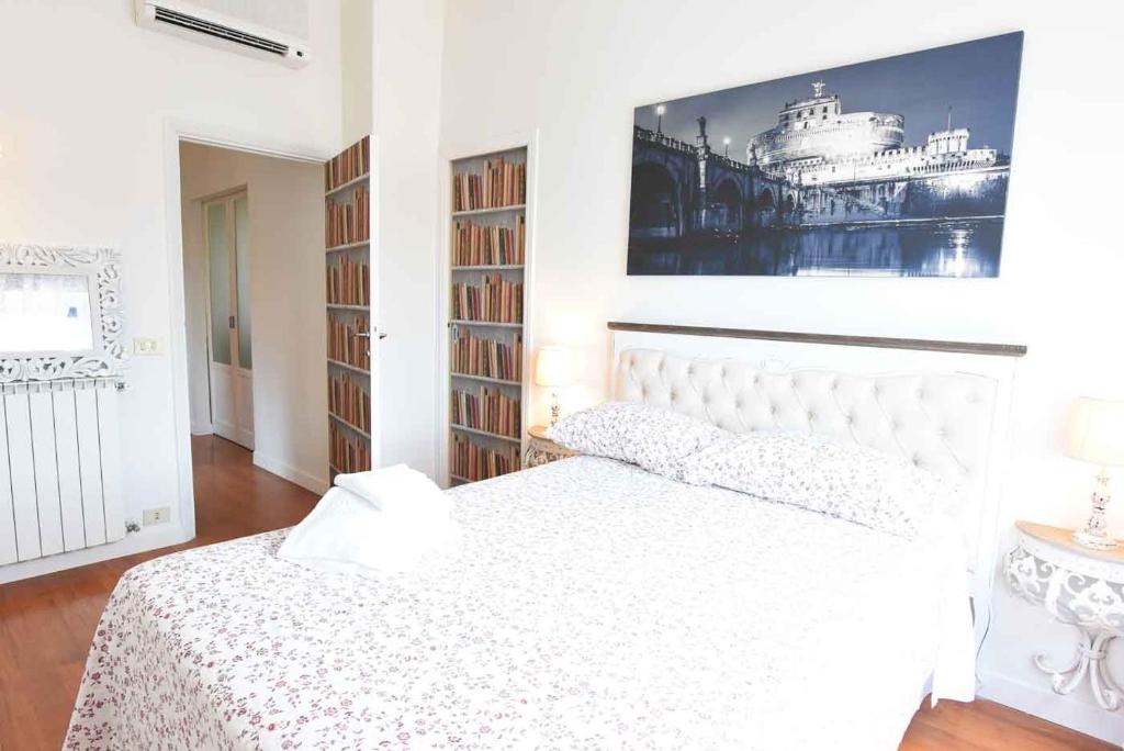 Łóżko lub łóżka w pokoju w obiekcie Romantic Flat near Metro Flaminio