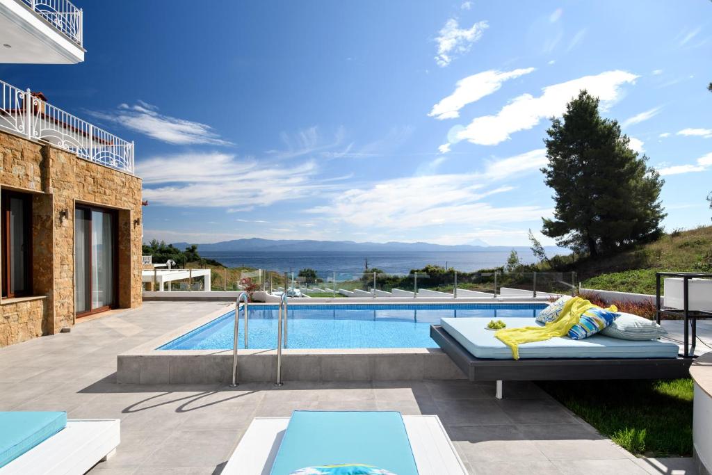 Villa con piscina y patio en Villa D'Oro - Luxury Villas & Suites, en Paliouri