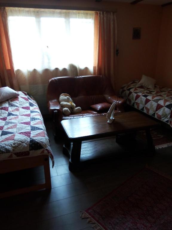 uma sala de estar com um sofá e uma mesa de centro em Gastzimmer für Übernachtung Гостевая комната em Oberbipp