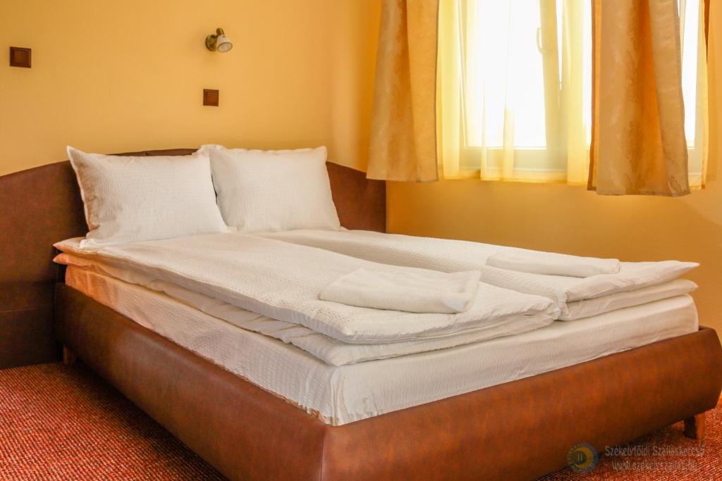 Postel nebo postele na pokoji v ubytování Apartamente Manó Apartmanok