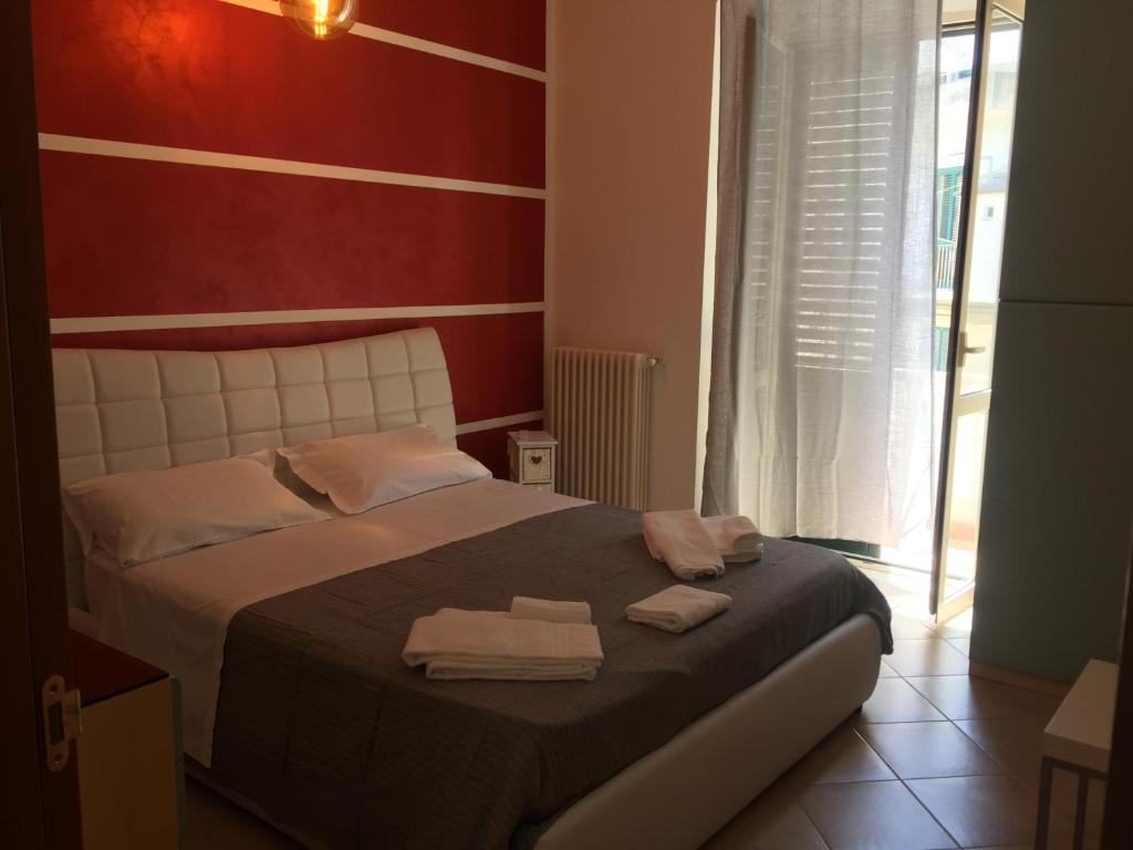sypialnia z łóżkiem i dwoma ręcznikami na nim w obiekcie casasuisassi w mieście Matera