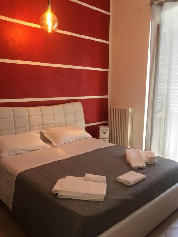 sypialnia z łóżkiem i dwoma ręcznikami na nim w obiekcie casasuisassi w mieście Matera