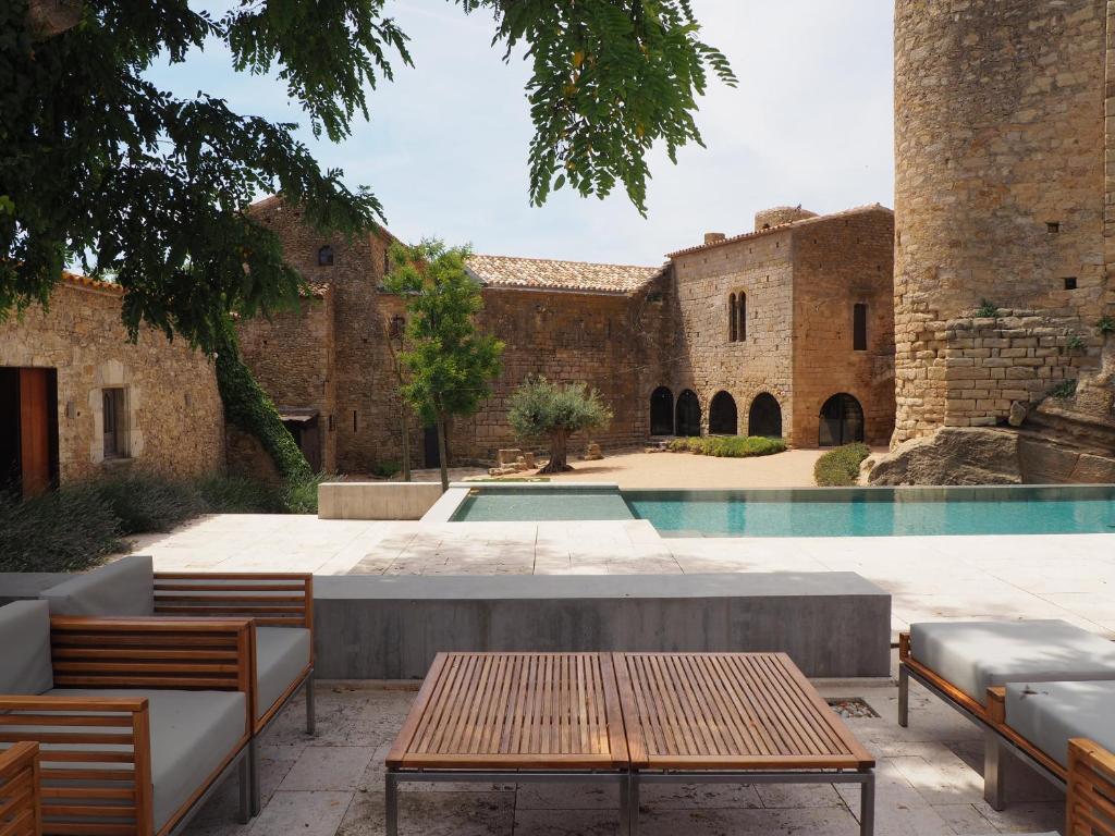un patio con piscina en un edificio en Deco - Casa Castell de Peratallada, en Peratallada
