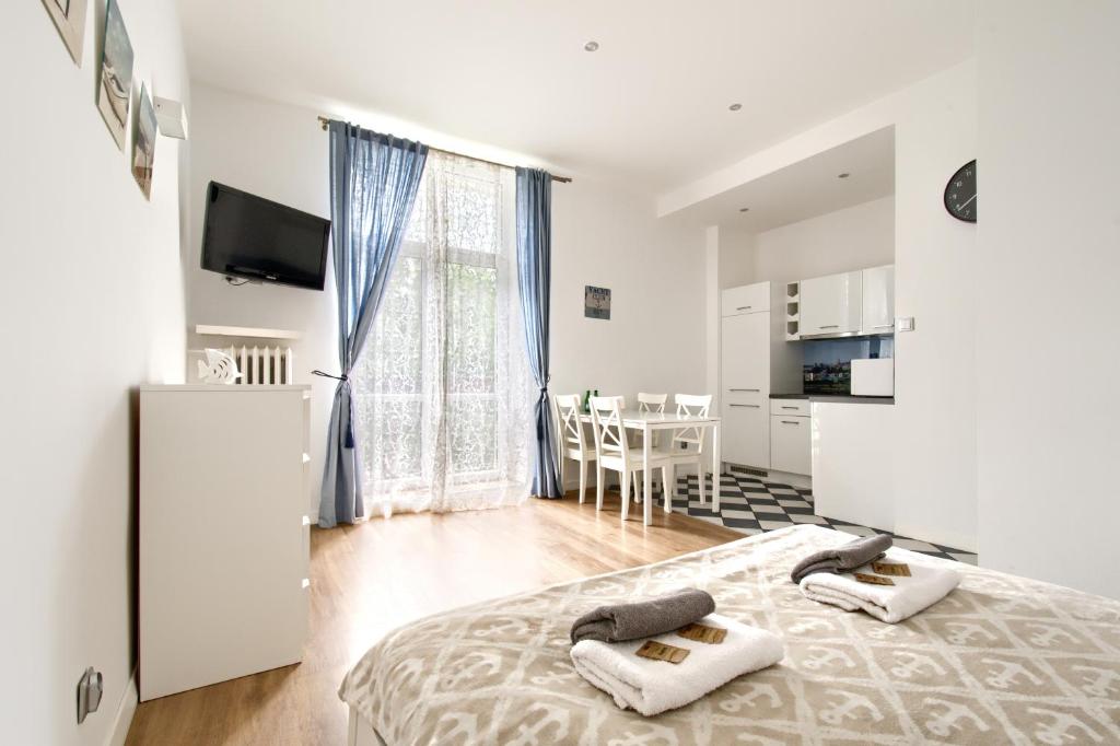 um quarto com uma cama com duas toalhas em Budgetplus Key Apartaments Pańska em Varsóvia