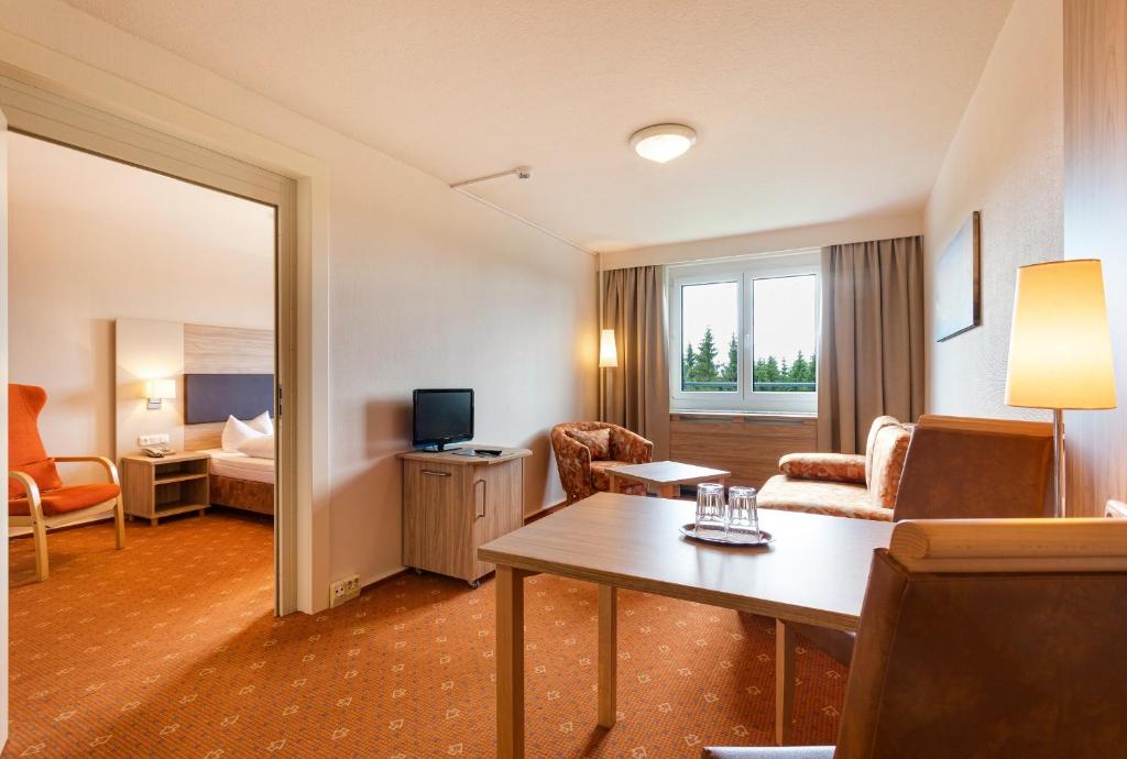 TV a/nebo společenská místnost v ubytování Hotel Am Bühl