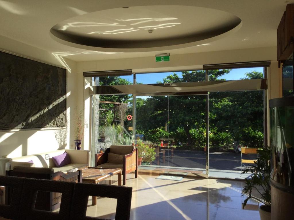 墾丁的住宿－海韻渡假旅店，客厅设有通往庭院的大玻璃门