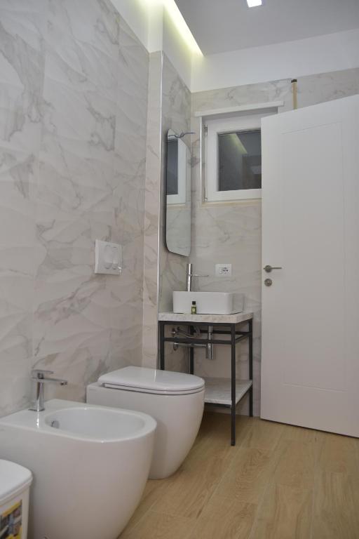 Kopalnica v nastanitvi Airen Hotel Velipoje