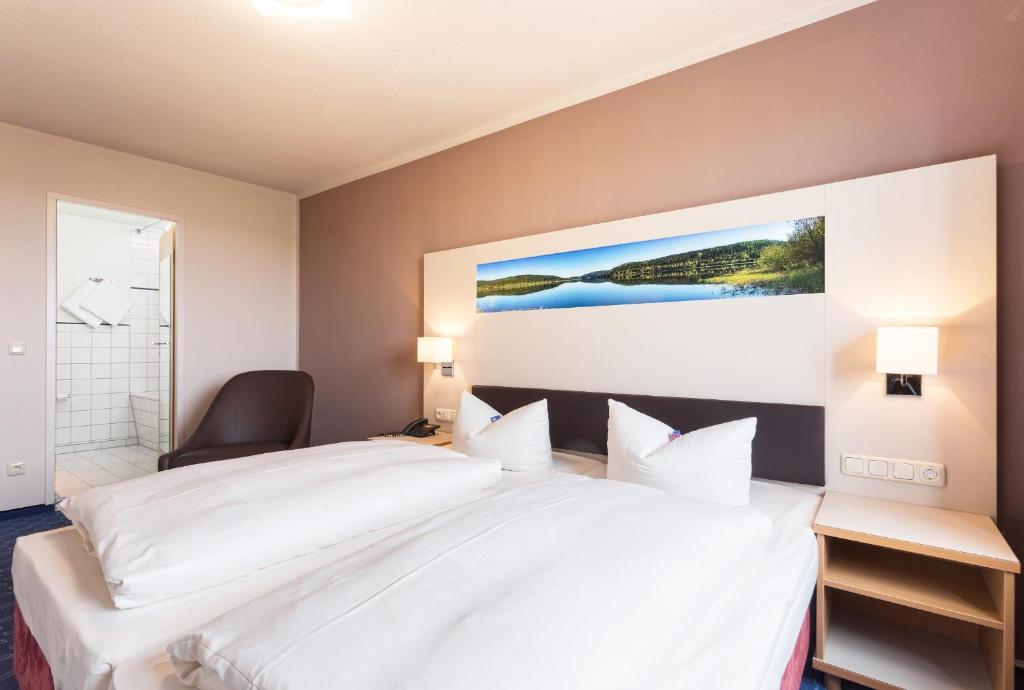 Postel nebo postele na pokoji v ubytování Hotel Am Bühl