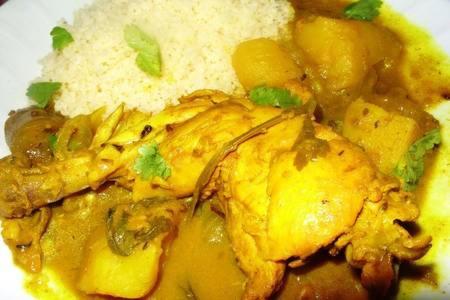 un piatto di alimenti con carne, patate e riso di Chambre d'hôte Kay Arlette - chez l'habitant a Le Robert