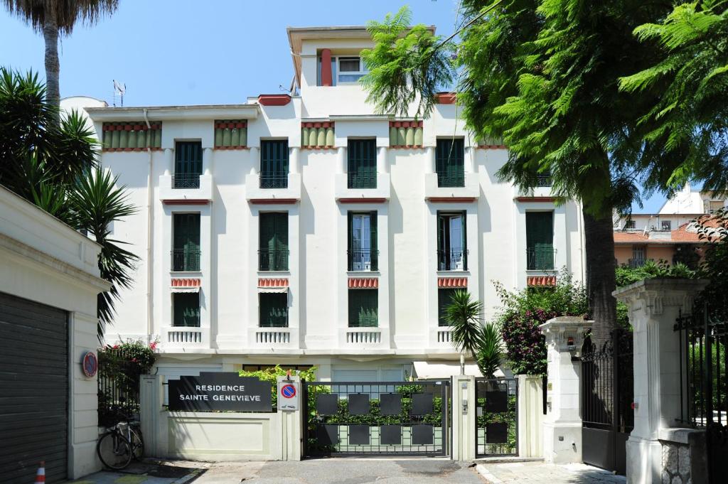 un bâtiment blanc avec une porte devant dans l'établissement Suite ST Geneviève Five stars holiday house, à Nice
