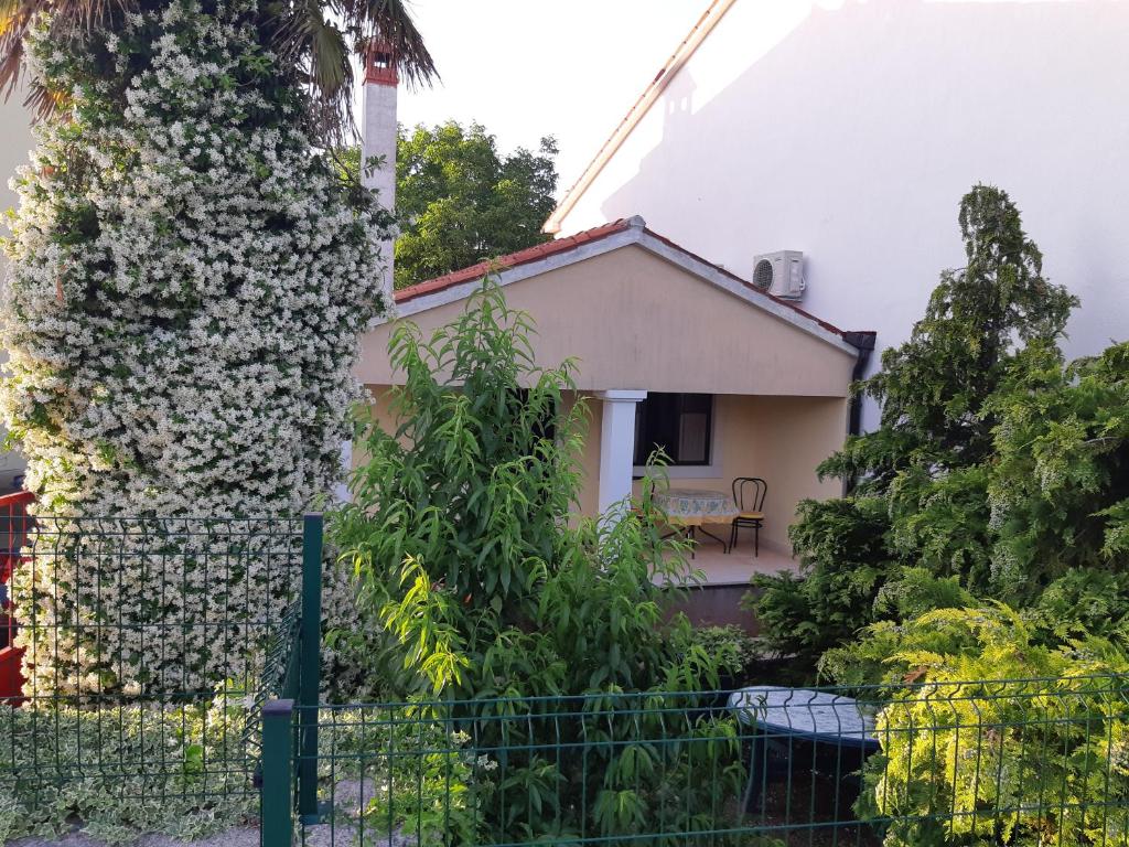 Vonkajšia záhrada v ubytovaní Apartment Red Romantic 2-1