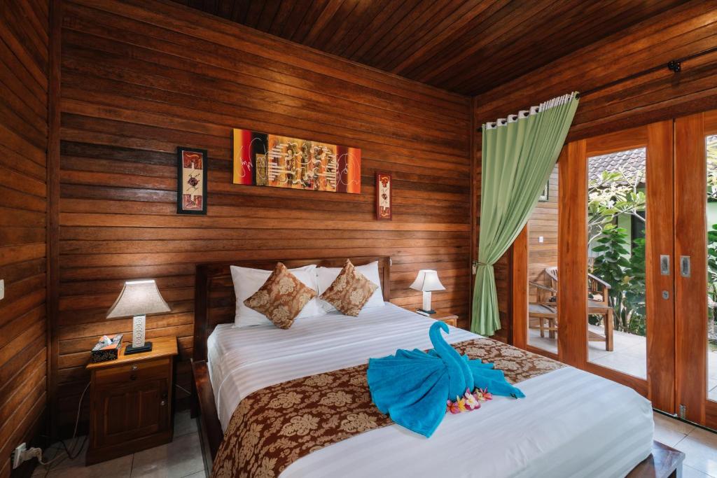 a bedroom with a bed with a blue fish on it at D and B Bungalow's by DeWizZ Management in Nusa Lembongan