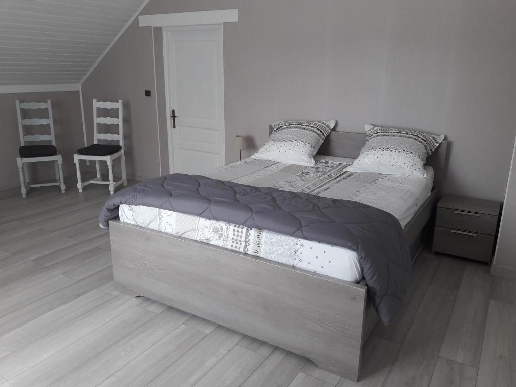 Postel nebo postele na pokoji v ubytování Chambre d'hôtes Comme une évidence Clairvaux-les-lacs