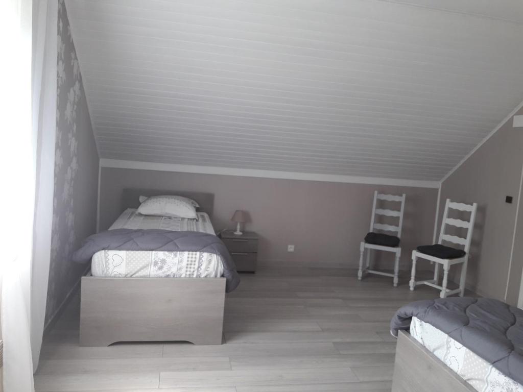 Postel nebo postele na pokoji v ubytování Chambre d'hôtes Comme une évidence Clairvaux-les-lacs