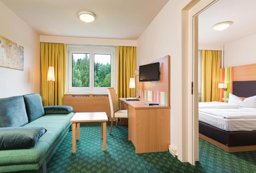 TV a/nebo společenská místnost v ubytování Hotel Am Bühl