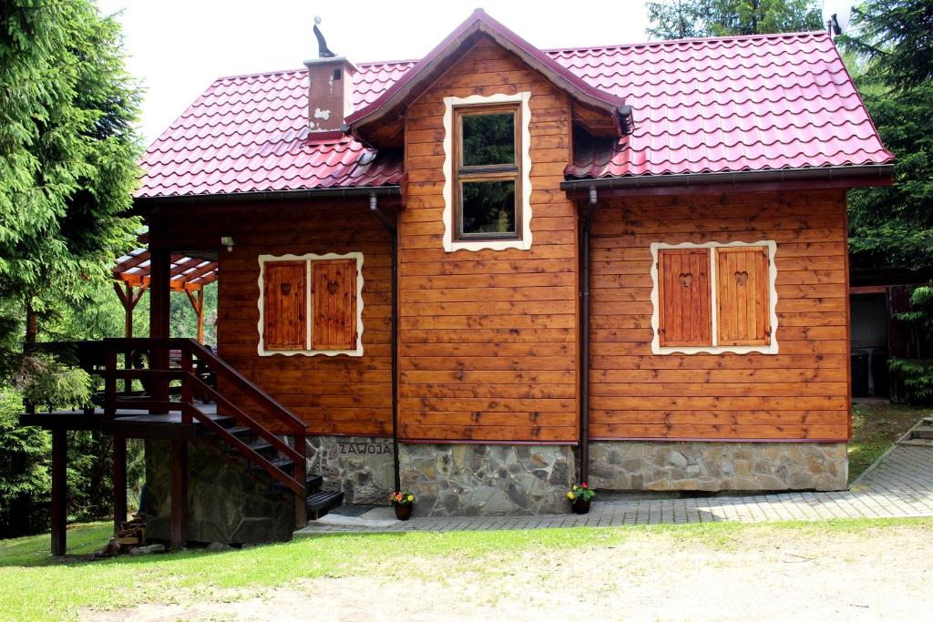 ザボヤにあるZawoja Chaty Górskie D2の赤い屋根の小さな木造家屋