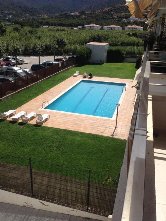 ポルト・デ・ラ・セルバにあるApartamento con piscina de temporada a 50m del marの建物側のスイミングプール