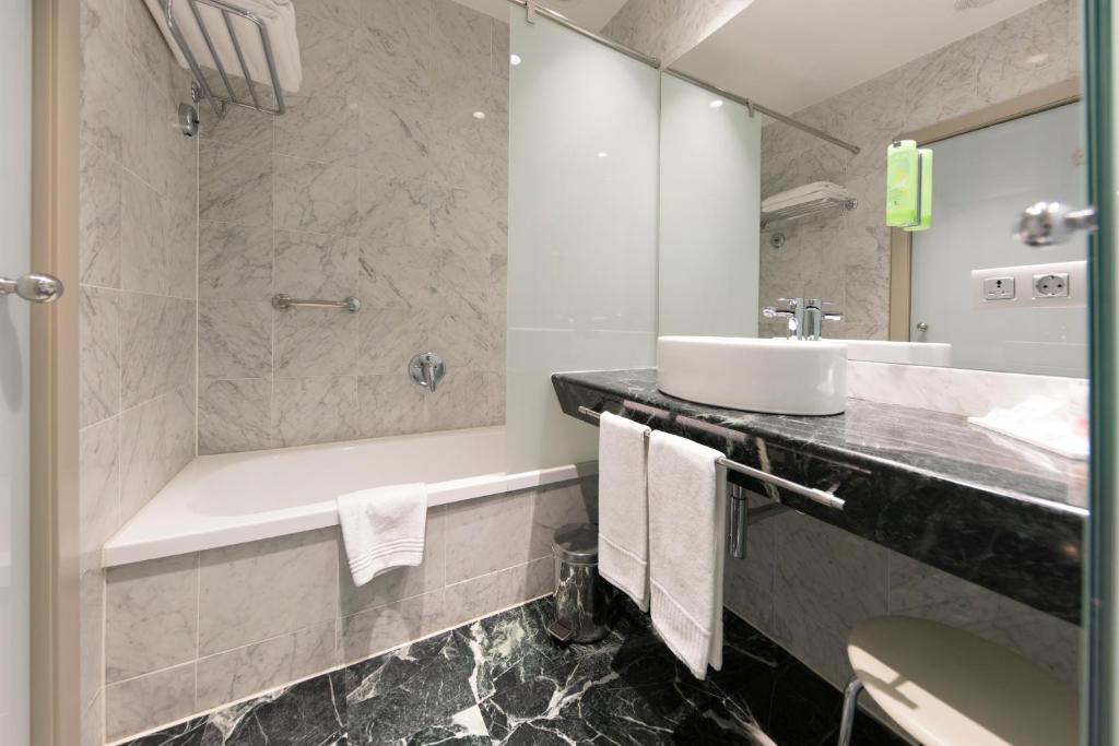 A bathroom at Gran Hotel Havana 4Sup by Escampa Hotels