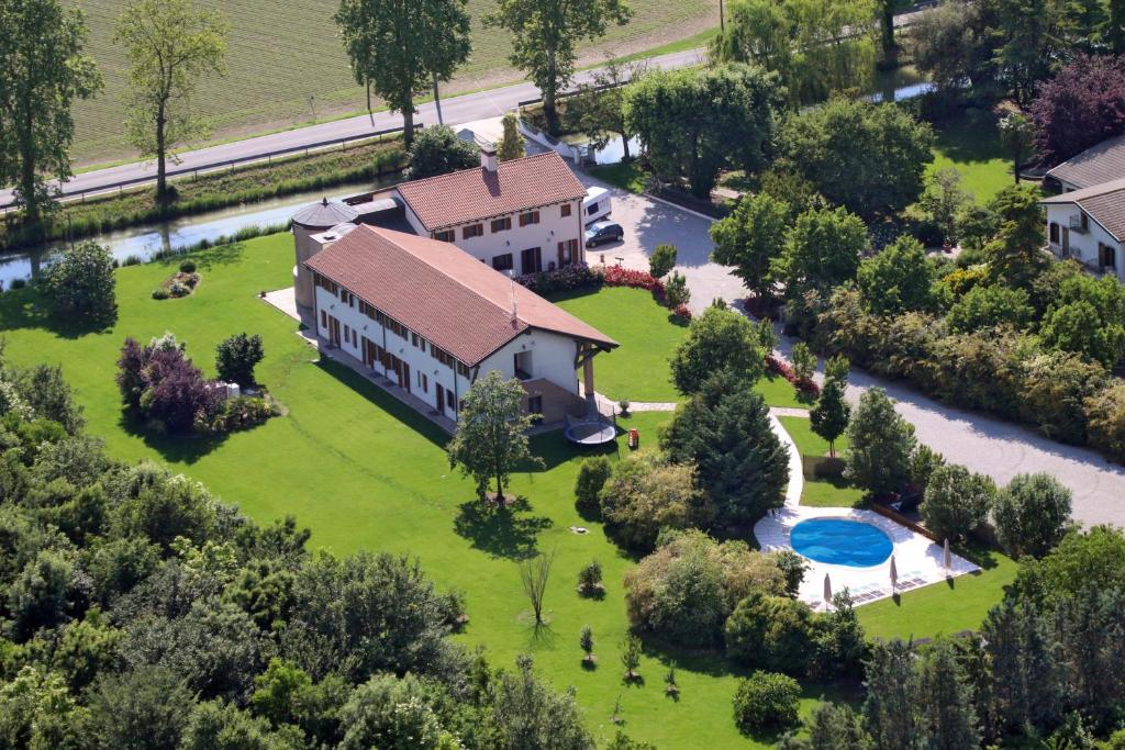 z góry widok na dom z dużym dziedzińcem w obiekcie Agriturismo Ancillotto w mieście Meolo