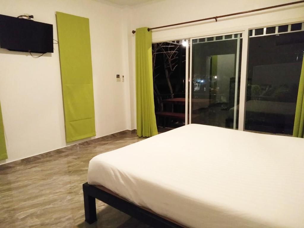 Postel nebo postele na pokoji v ubytování Pranburi Cabana Resort