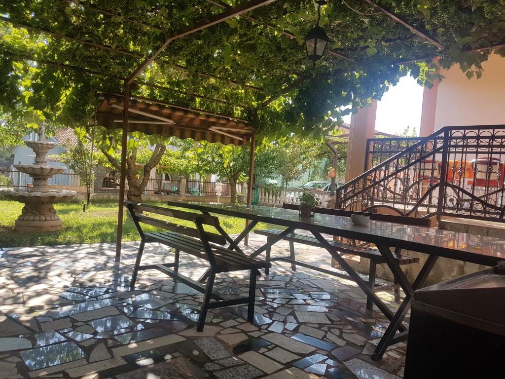 stół piknikowy z ławką pod pergolą w obiekcie Apartman Edin w mieście Umag