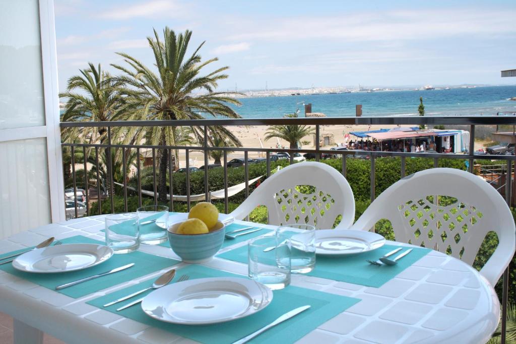サロウにあるSynergie SI10 - Cellaのビーチの景色を望むテーブル(フルーツ1杯付)
