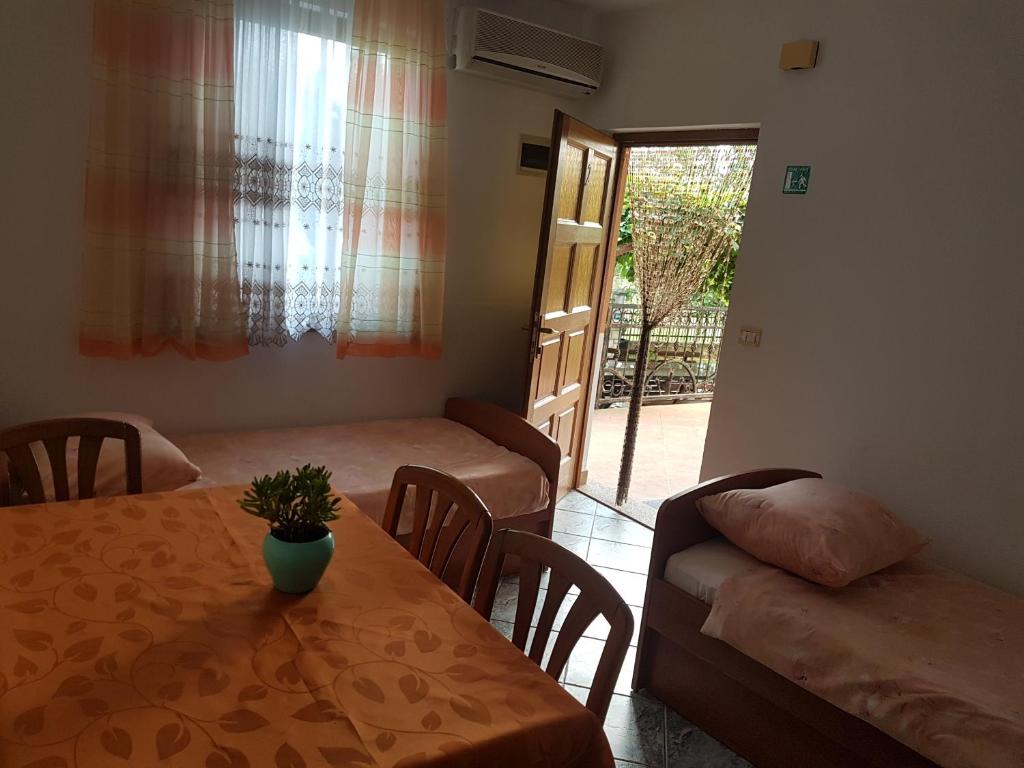 salon ze stołem i kanapą w obiekcie Apartman Edin w mieście Umag