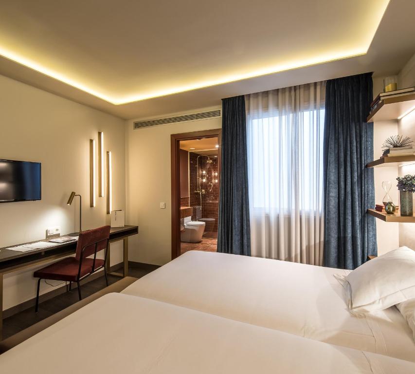A bed or beds in a room at Vincci Mae