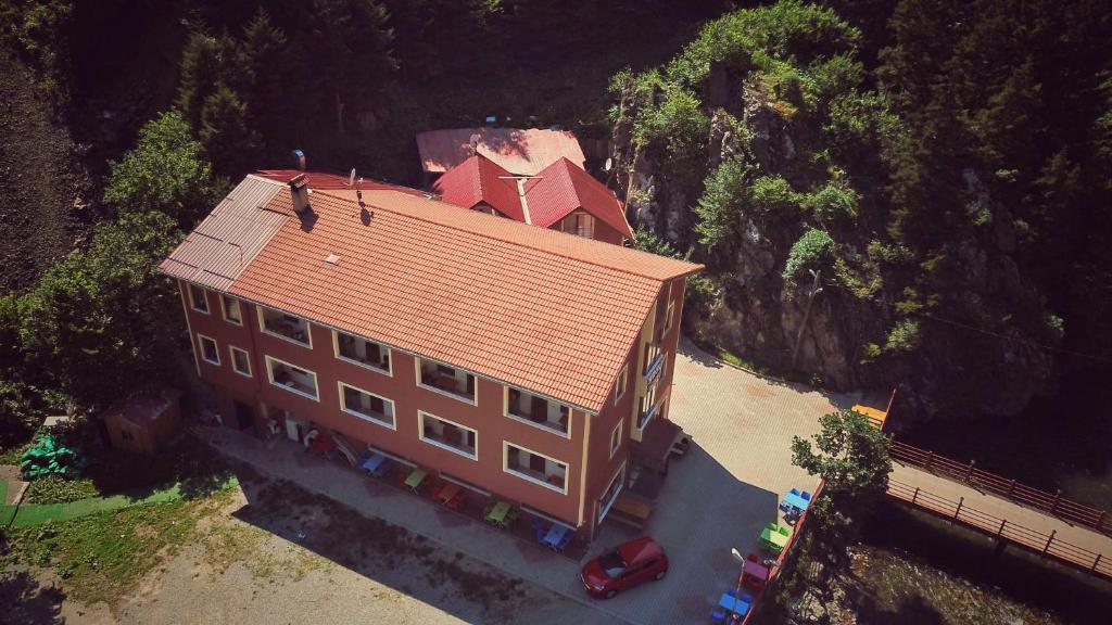 una vista aérea de una casa con techo rojo en Uzungol Soylu Hotel, en Uzungöl