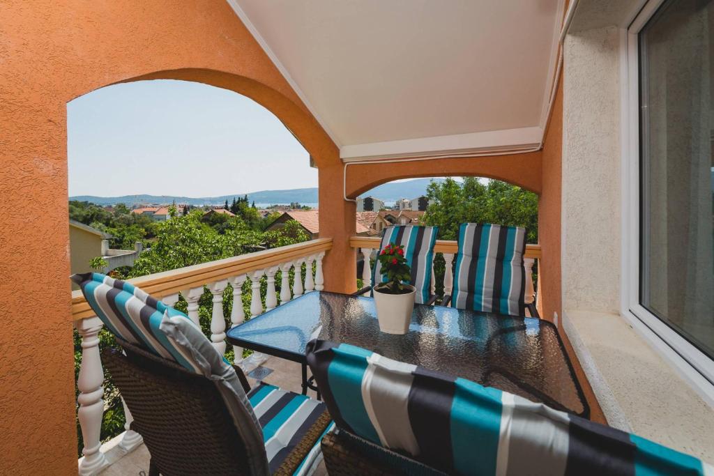 a balcony with a table and chairs on a balcony at Apartments KOVAC in Tivat