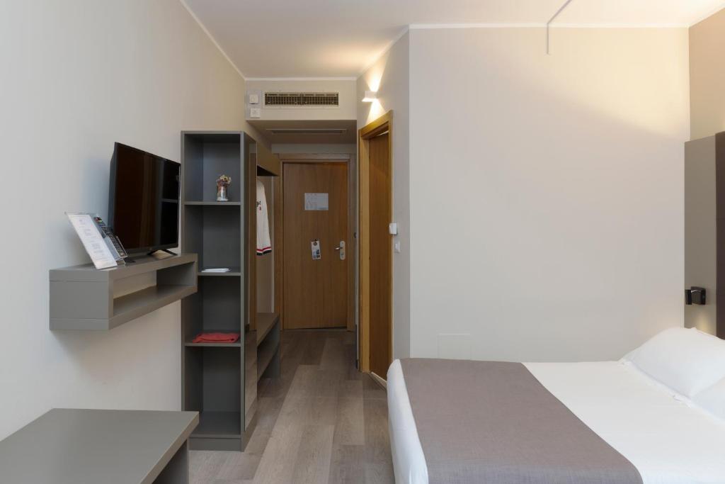 City Hotel & Suites - 10